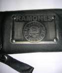 Cartera Cuero RAMONES - Logo con cadena
